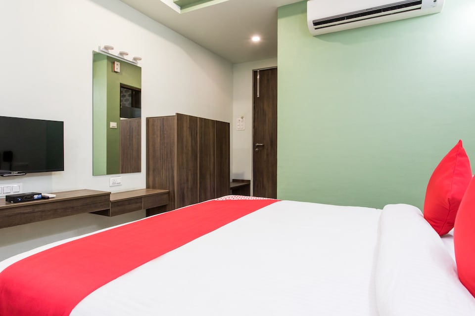 Capital O 15445 Hotel Sheekhar Inn, Main Market Ujjain, Ujjain