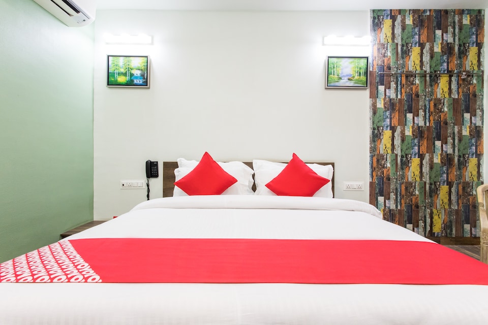 Capital O 15445 Hotel Sheekhar Inn, Main Market Ujjain, Ujjain