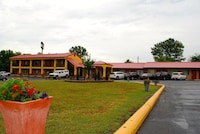 Duffys Motel Calhoun by Hotel O GA I-75