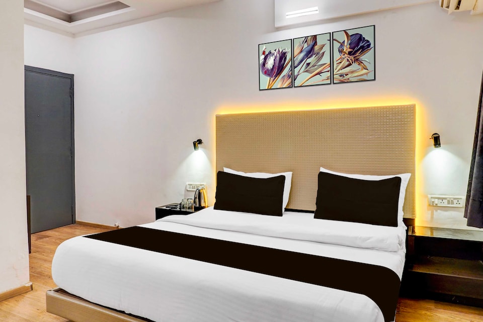 Townhouse Ram Mandir Road Goregaon, Mumbai BCEC, Mumbai