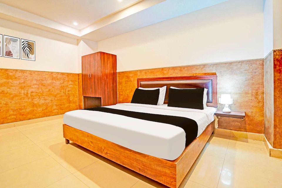 Collection O Near Tilak Nagar Metro, Rajouri Garden Delhi, Delhi
