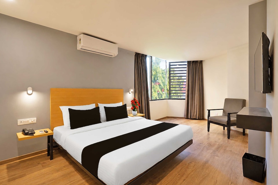 Townhouse OAK Paldi Bus Station, Ashram Road Ahmedabad, Ahmedabad