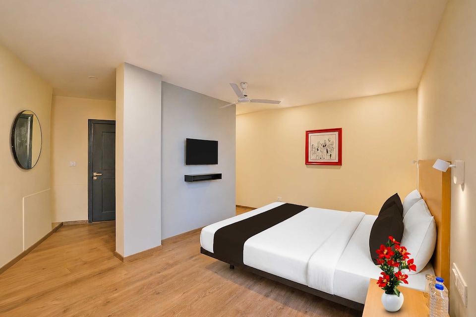 Townhouse OAK Paldi Bus Station, Ashram Road Ahmedabad, Ahmedabad