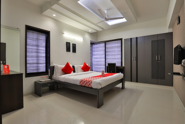 OYO Shreeji Sangeet Apartments