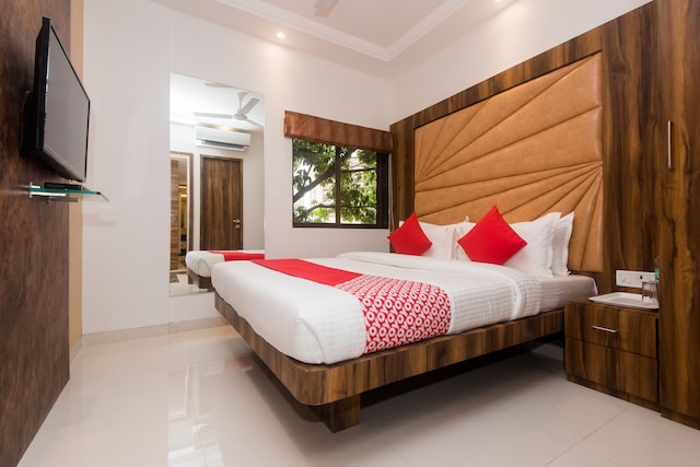 OYO Hotel Grand Residency Near Marine Drive Beach