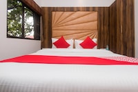 OYO Hotel Grand Residency Near Marine Drive Beach