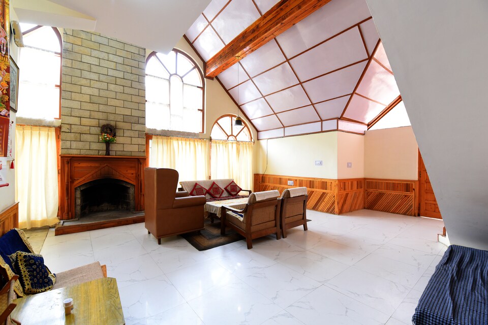 OYO Home 15521 Premium Hill Cottage, Naggar Road, Manali