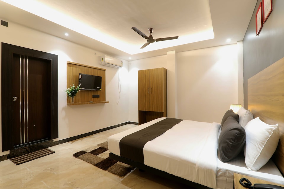 SPOT ON Hotel Golden Tulip'z, Golghar, Gorakhpur