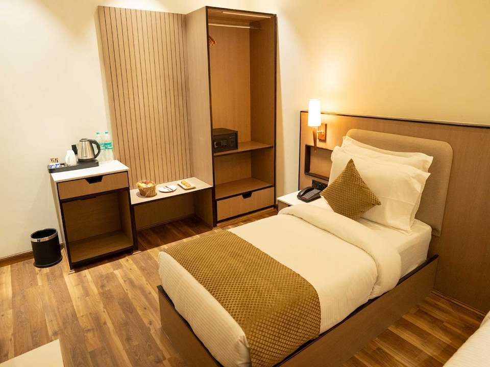 Palette Hotel by CheckIn Amritsar, City Centre, Queens Road Amritsar, Amritsar