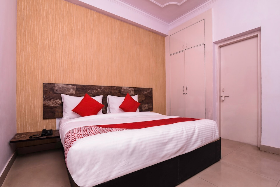 OYO 15539 City Hut, Noida City Metro, Noida