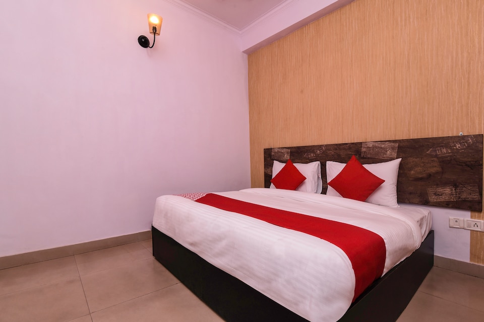 OYO 15539 City Hut, Noida City Metro, Noida