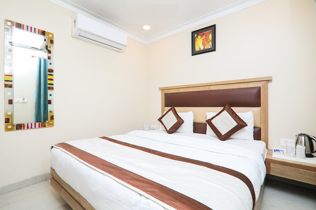 OYO Hotel Amar International Near Gurudwara Shri Bangla Sahib