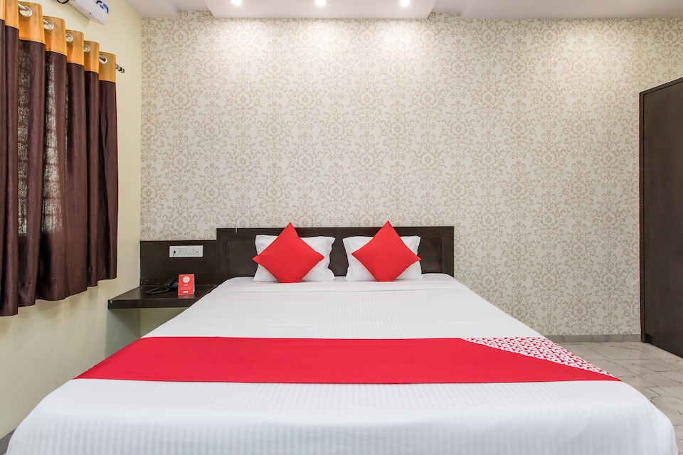 OYO 15580 Hotel Lavish, Pithampur, Pithampur