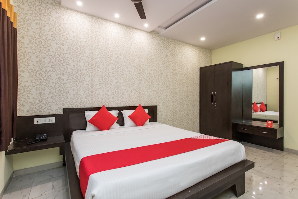 OYO 15580 Hotel Lavish, Pithampur, Pithampur