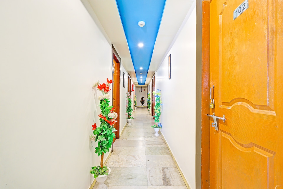 Hotel O Rajshree , Ashram Road Ahmedabad, अहमदाबाद