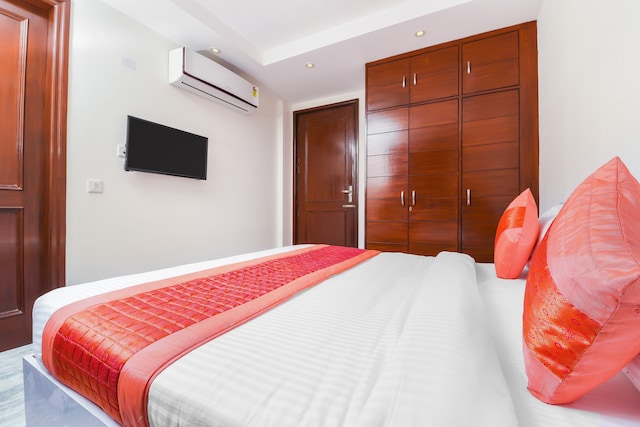 OYO Golden Crystal Near Dwarka Sector 11 Metro Station