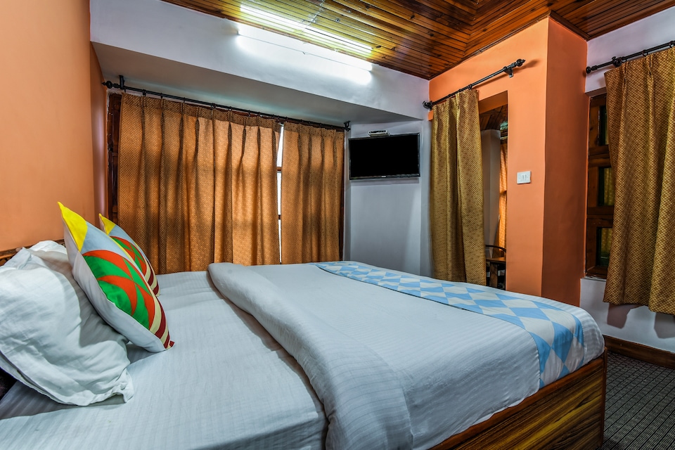 OYO Home 15642 Luxurious Family Stay, Kanyal Road, Manali