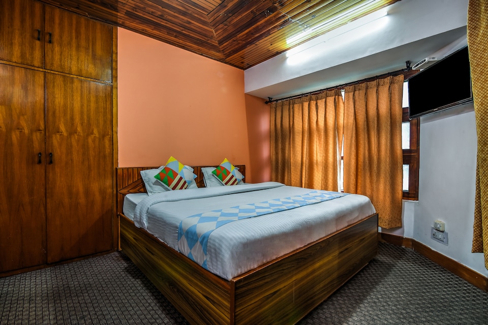 OYO Home 15642 Luxurious Family Stay, Kanyal Road, Manali