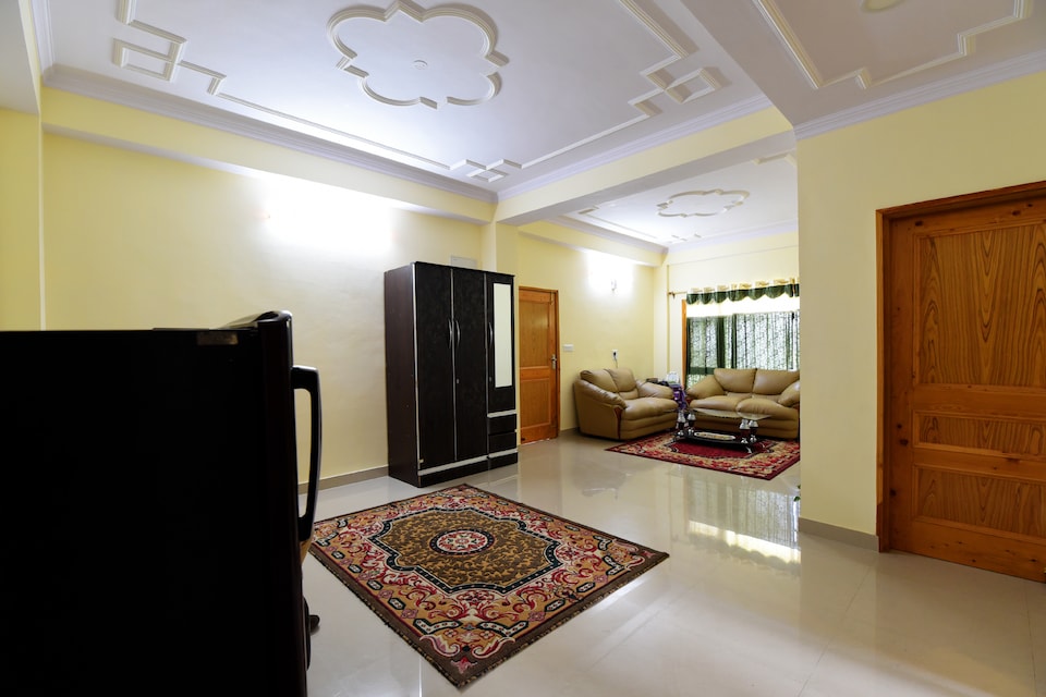 OYO Home 15706 Luxurious 2BHK, ISBT Tutikandi, Shimla