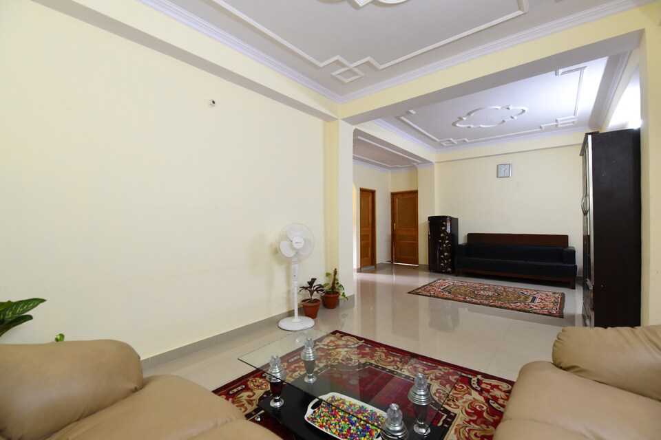 OYO Home 15706 Luxurious 2BHK, ISBT Tutikandi, Shimla