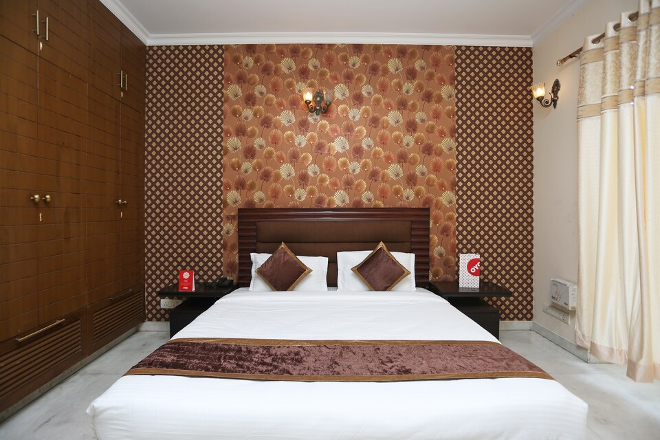 OYO 15716 The Red Orchid, HUDA CENTRE 1, Gurgaon