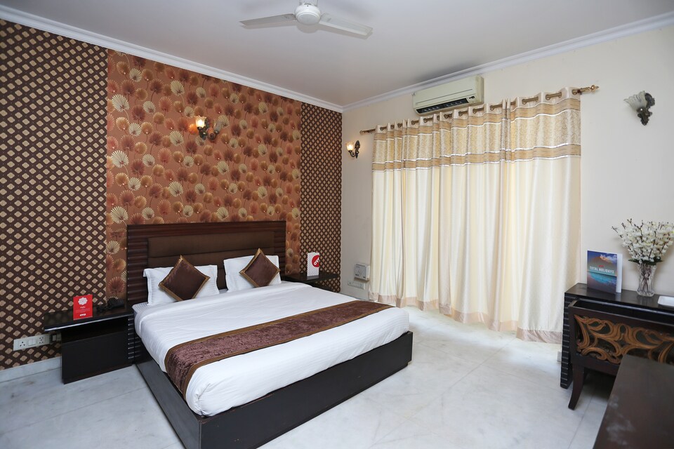 OYO 15716 The Red Orchid, HUDA CENTRE 1, Gurgaon