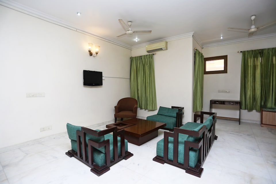 OYO 15716 The Red Orchid, HUDA CENTRE 1, Gurgaon