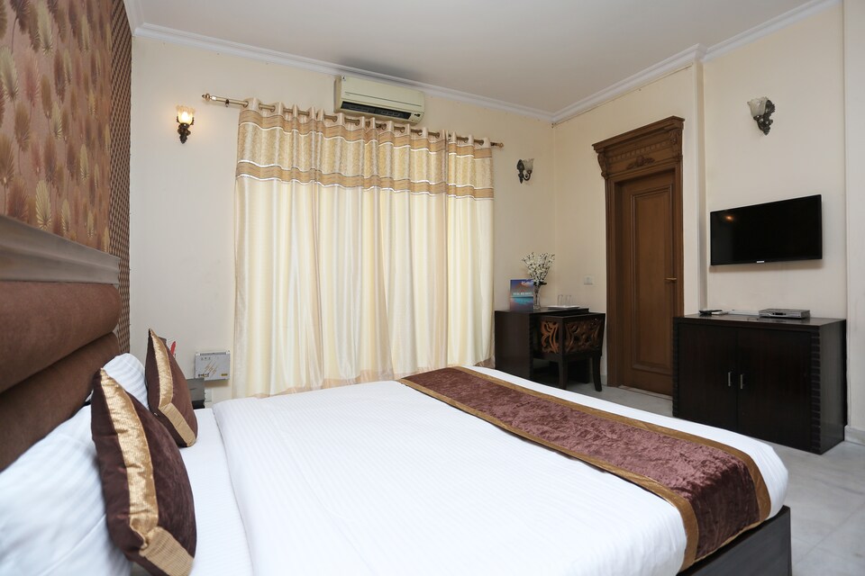 OYO 15716 The Red Orchid, HUDA CENTRE 1, Gurgaon