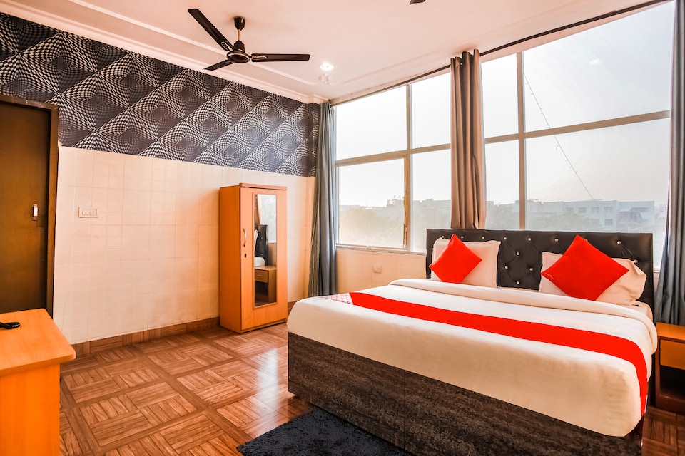OYO 15737 Hotel Luxbury Inn, Old Gurgaon, Gurgaon