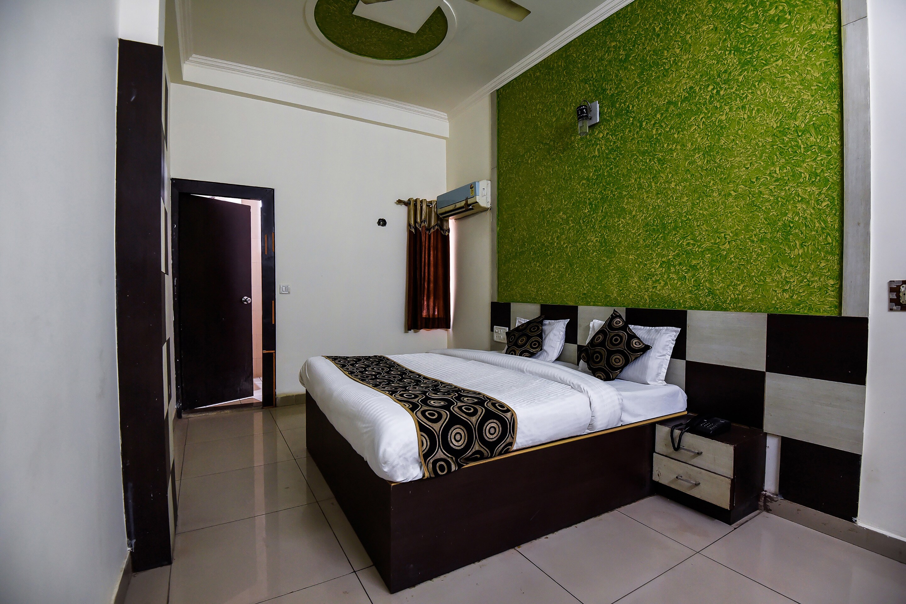 OYO Flagship Hotel Alpine Inn, Flagship Agra, Book @ ₹582 - OYO