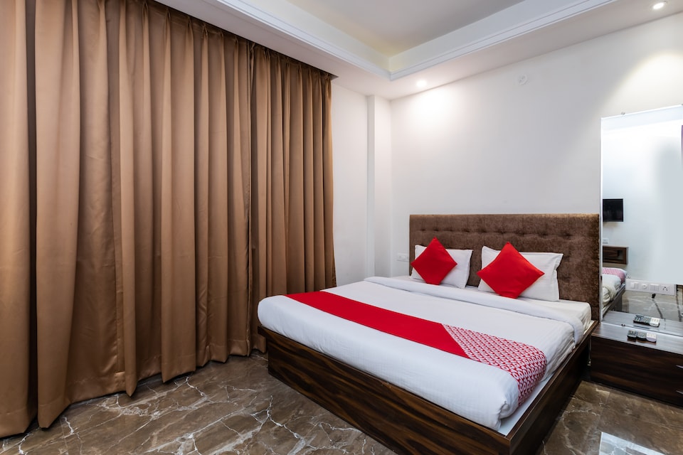OYO 15800 Jaanise's Residency, radission square, Indore