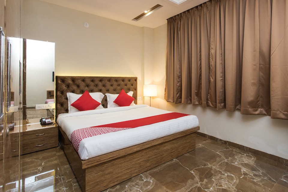 OYO 15800 Jaanise's Residency, radission square, Indore