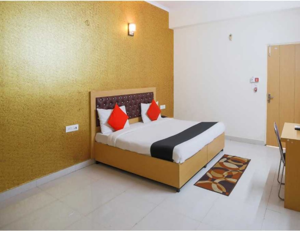 POP 84762E Daya Hotel , Noida City, Noida