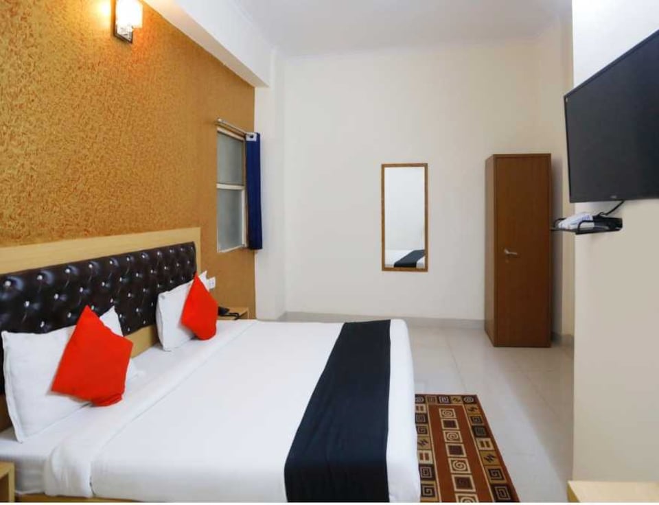 POP 84762E Daya Hotel , Noida City, Noida