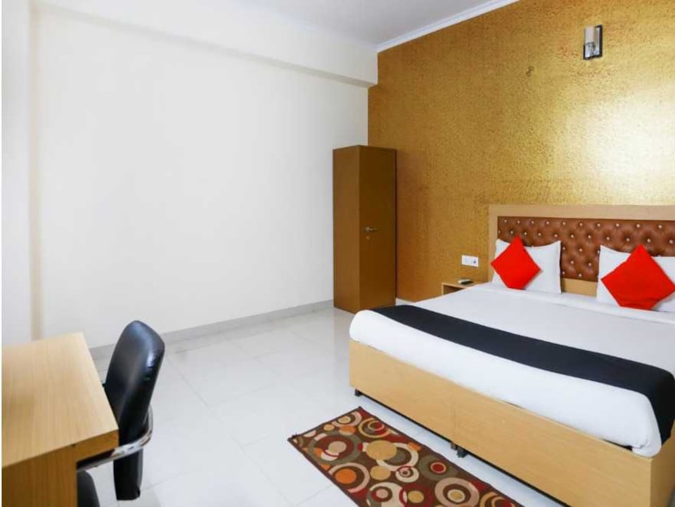 POP 84762E Daya Hotel , Noida City, Noida