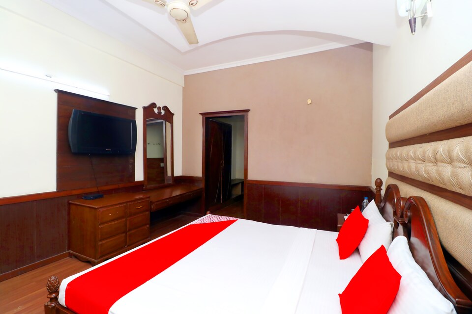 Capital O 2716 Hotel Paras, Dera Bassi Chandigarh, Chandigarh