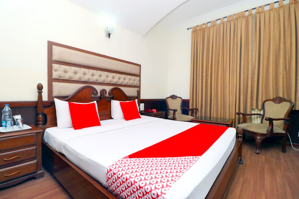 Capital O 2716 Hotel Paras, Dera Bassi Chandigarh, Chandigarh