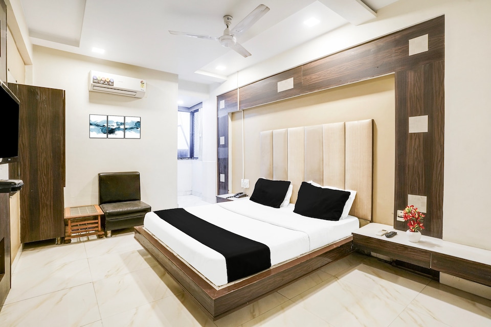 Hotel O Vanya Palace, SG Highway Ahmedabad, अहमदाबाद