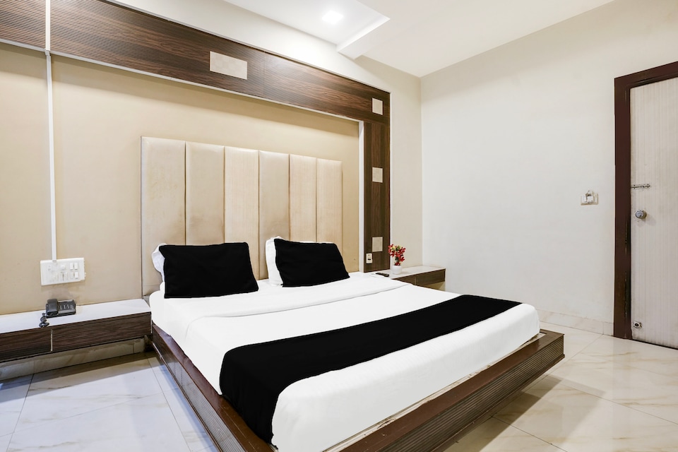 Hotel O Vanya Palace, SG Highway Ahmedabad, Ahmedabad