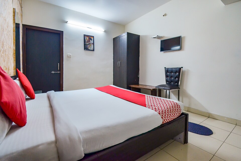 OYO 15933 Hotel V Square, Lashkar, Gwalior