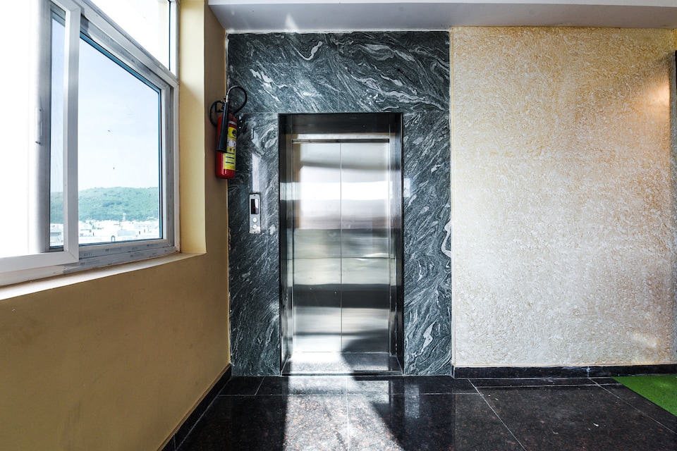 OYO 15957 Sr Grand, Governorpet Vijayawada, Vijayawada