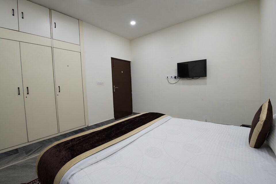 OYO 15987 Atrap Hotel, Noida City Metro, नोएडा