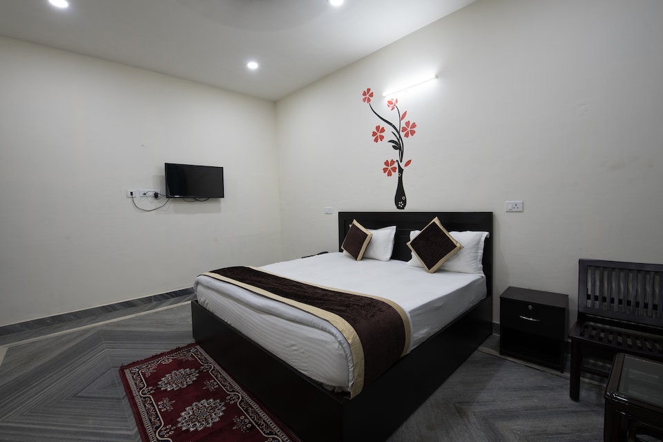 OYO 15987 Atrap Hotel, Noida City Metro, नोएडा