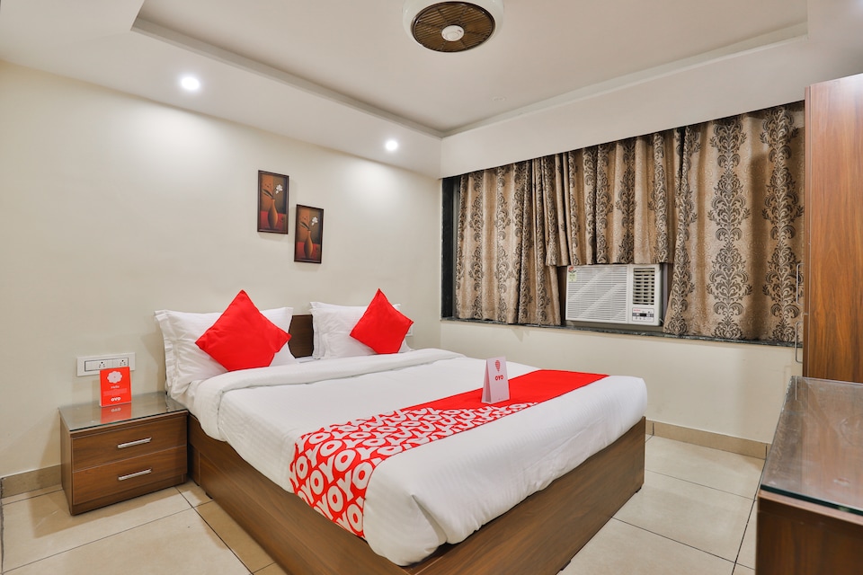 OYO 16086 Hotel Moris Banquets, Dhebar Road, Rajkot