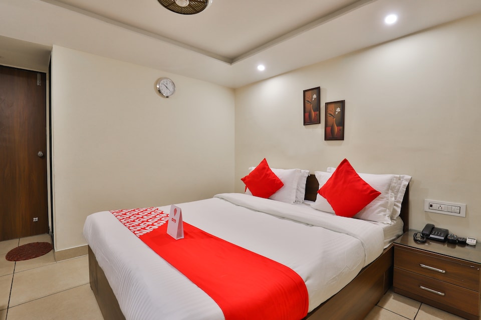 OYO 16086 Hotel Moris Banquets, Dhebar Road, Rajkot