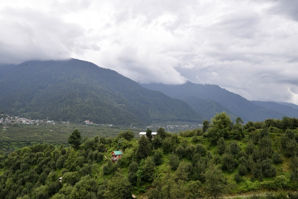 OYO Home 16139 Mountain View Studio, Kanyal Road, Manali