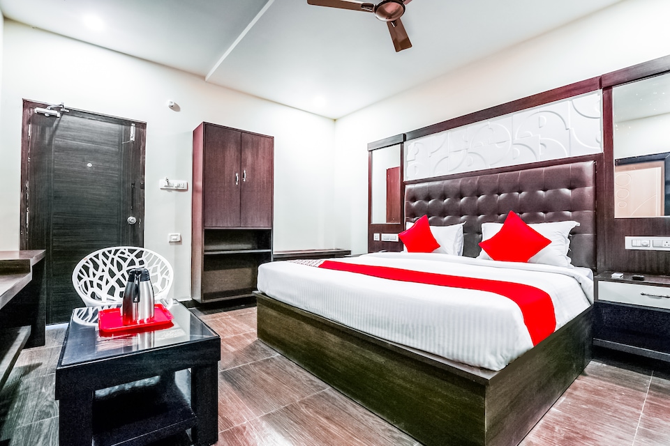 OYO 16155 Hotel Dcm Grand, Governorpet Vijayawada-II, Vijayawada