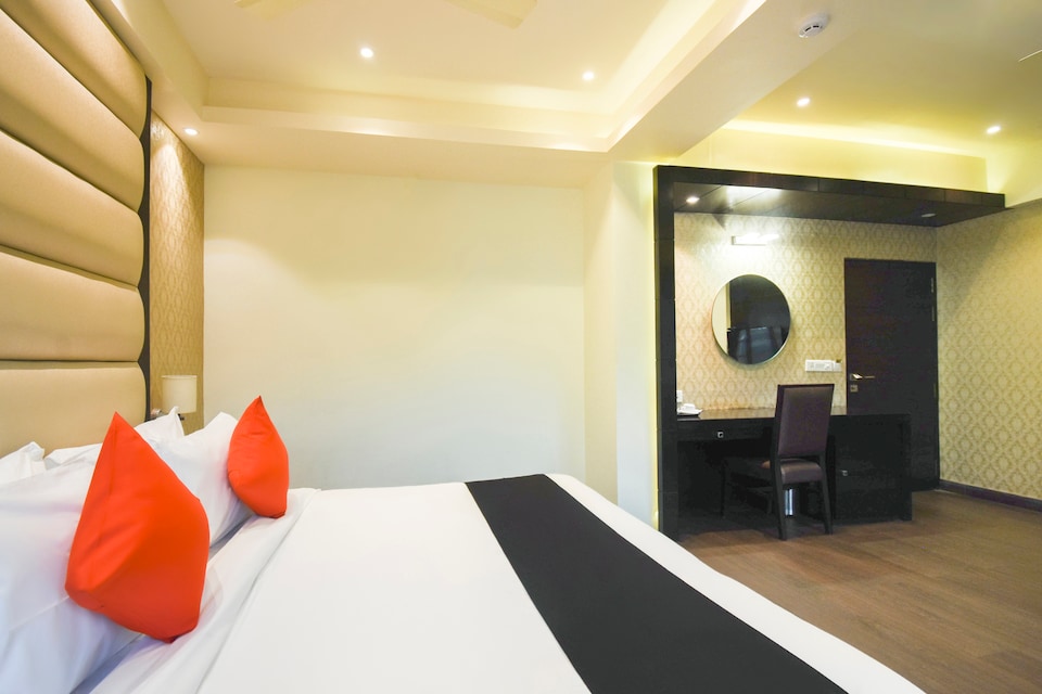 Capital O 16172 Hotel Radiant, Park Circus Kolkata, Kolkata