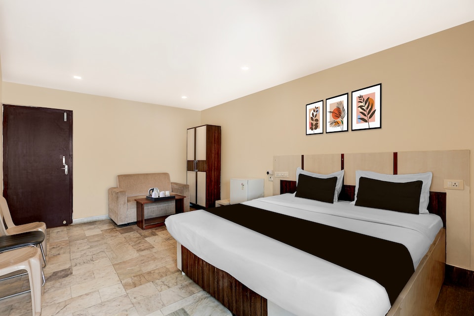 Hotel O Benz Circle Crossway Vijayawada Formerly Akshaya Elite, Mahanadu Extension VIjayawada, Vijayawada