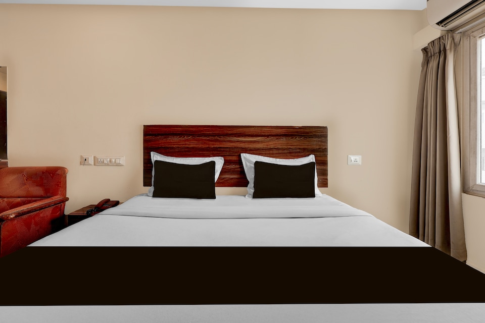 Hotel O Benz Circle Crossway Vijayawada Formerly Akshaya Elite, Mahanadu Extension VIjayawada, Vijayawada